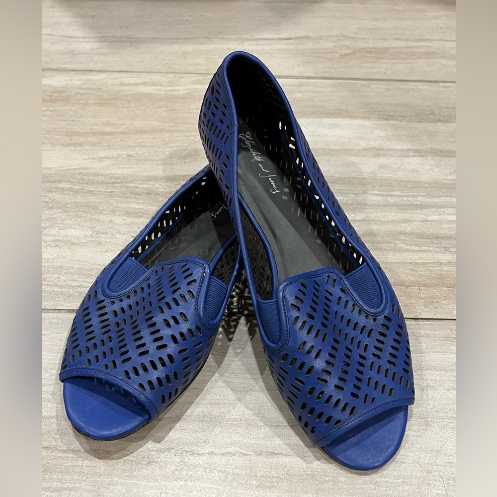 Elizabeth & James perforated peep toe flat sandals in blue size 10